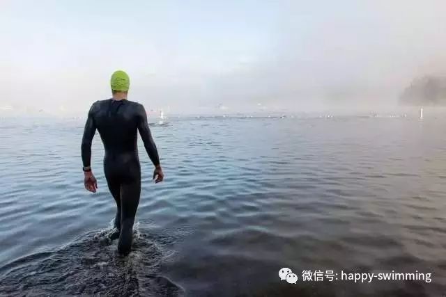 游泳踩水动作要领_游泳时如何掌握踩水技巧_游泳技巧掌握踩水时的姿势