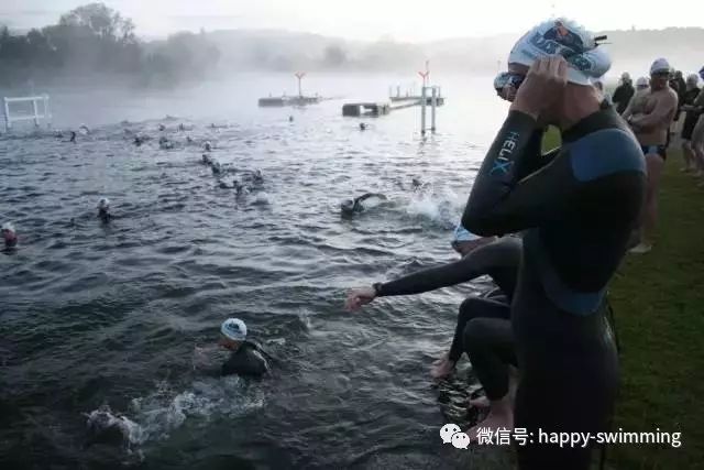 游泳踩水动作要领_游泳技巧掌握踩水时的姿势_游泳时如何掌握踩水技巧