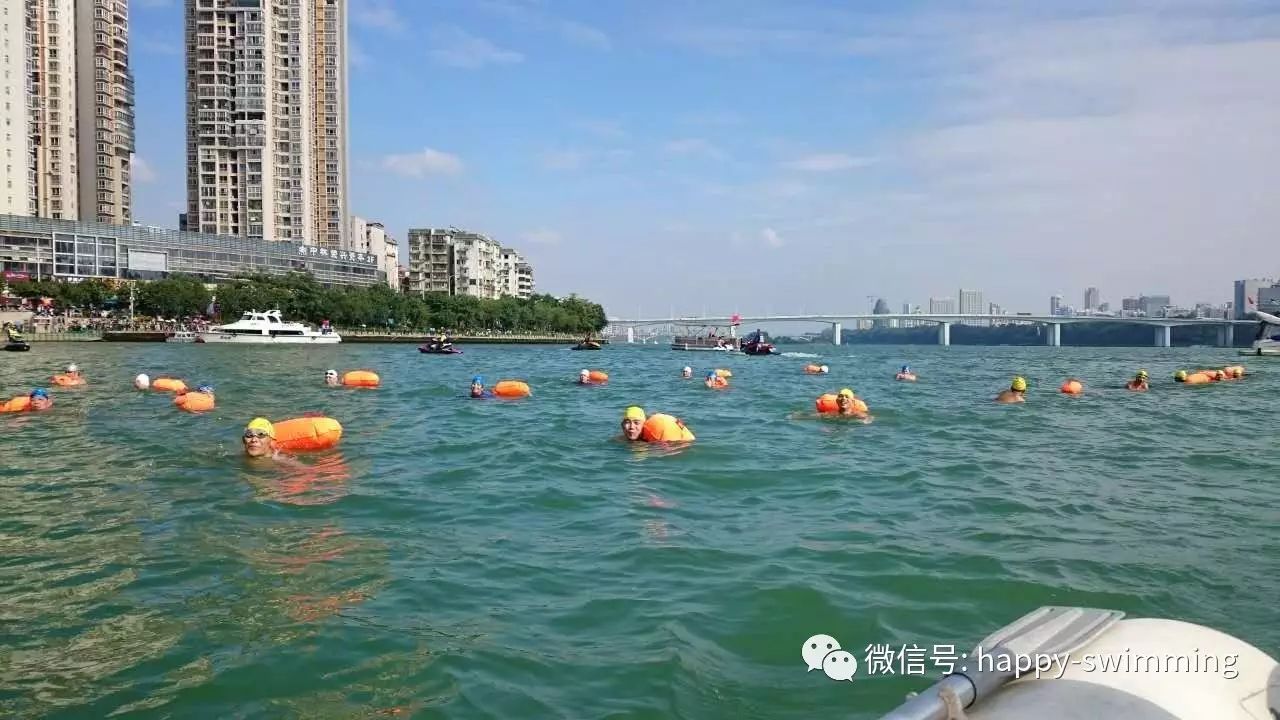 游泳踩水动作要领_游泳时如何掌握踩水技巧_游泳技巧掌握踩水时的姿势