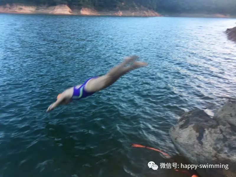 游泳技巧掌握踩水时的姿势_游泳踩水动作要领_游泳时如何掌握踩水技巧