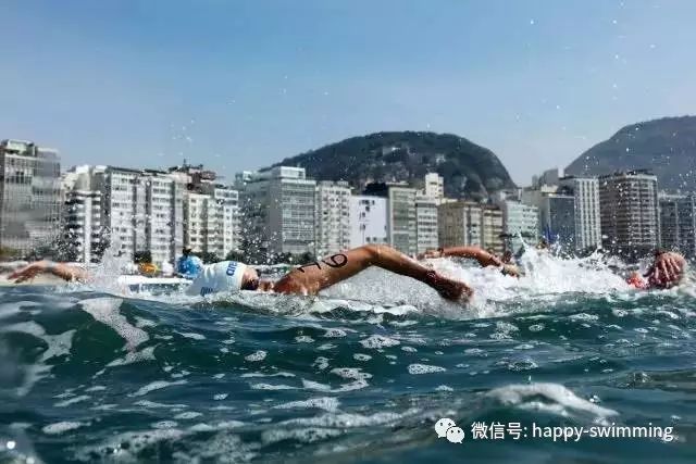 游泳踩水动作要领_游泳时如何掌握踩水技巧_游泳技巧掌握踩水时的姿势