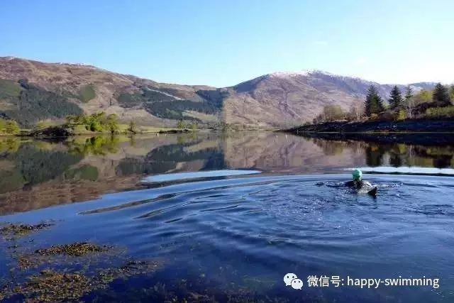 游泳技巧掌握踩水时的姿势_游泳时如何掌握踩水技巧_游泳踩水动作要领