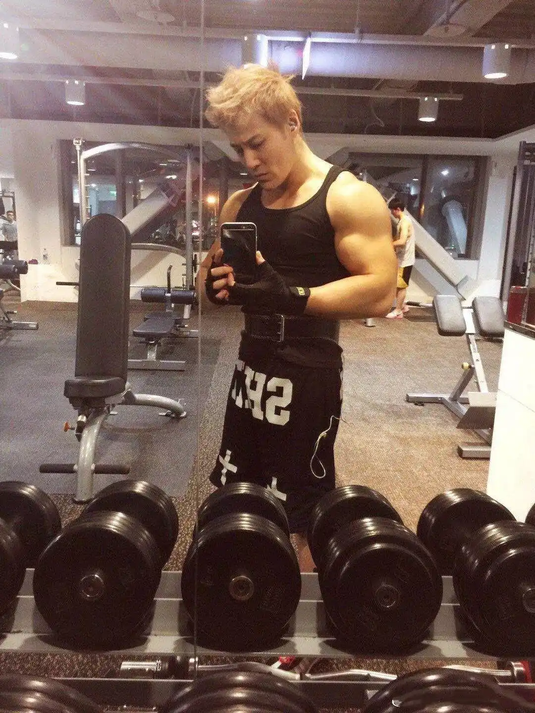 健身特别厉害的一个男明星_男明星为戏健身_男明星健身