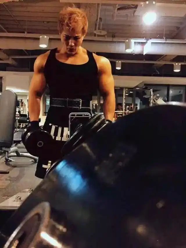 健身特别厉害的一个男明星_男明星为戏健身_男明星健身