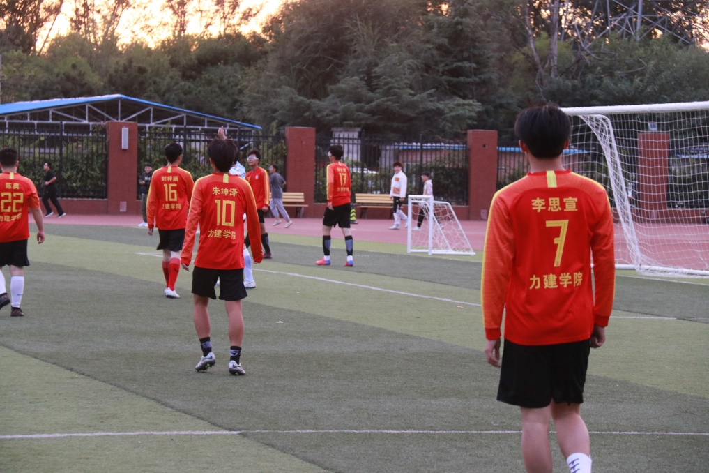 足球压球_足球压球是什么意思_有没有压足球的规则啊图片