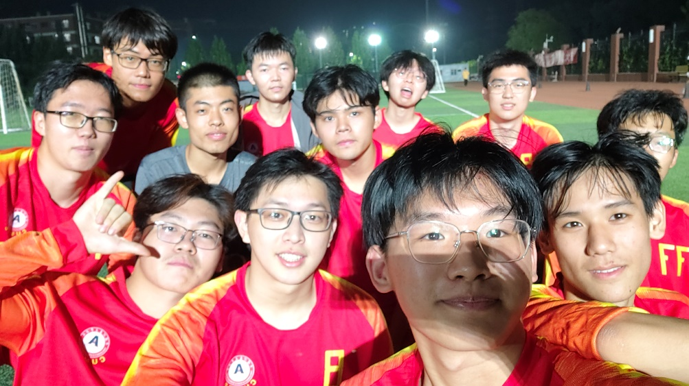 有没有压足球的规则啊图片_足球压球_足球压球是什么意思