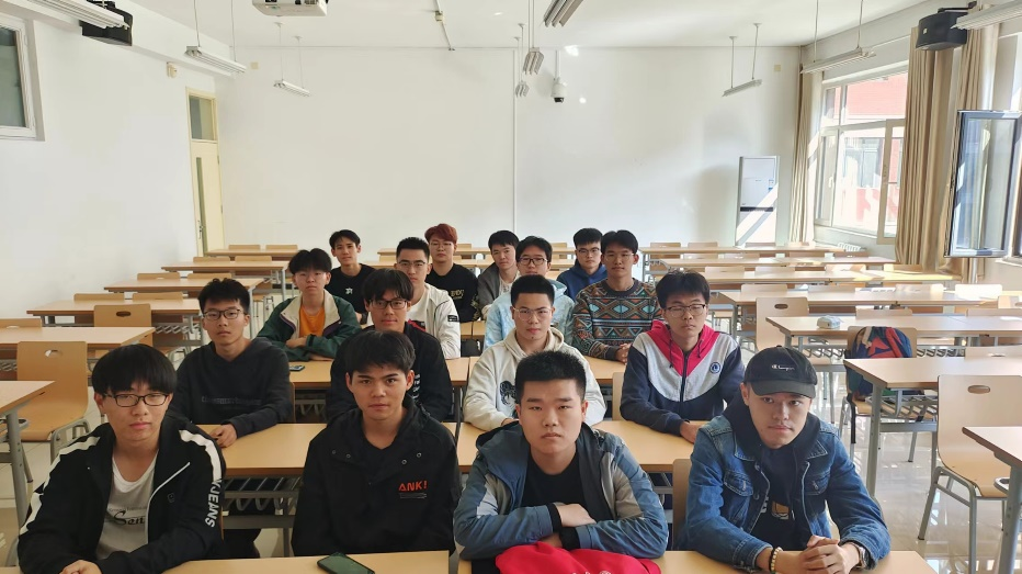 足球压球是什么意思_有没有压足球的规则啊图片_足球压球