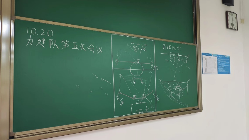 足球压球是什么意思_足球压球_有没有压足球的规则啊图片
