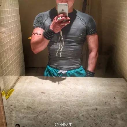 健身男托女_健身房男女练_健身男女托举