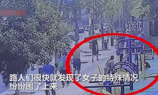 健身男托女_健身房男女搭配_健身男托着女膝盖图片