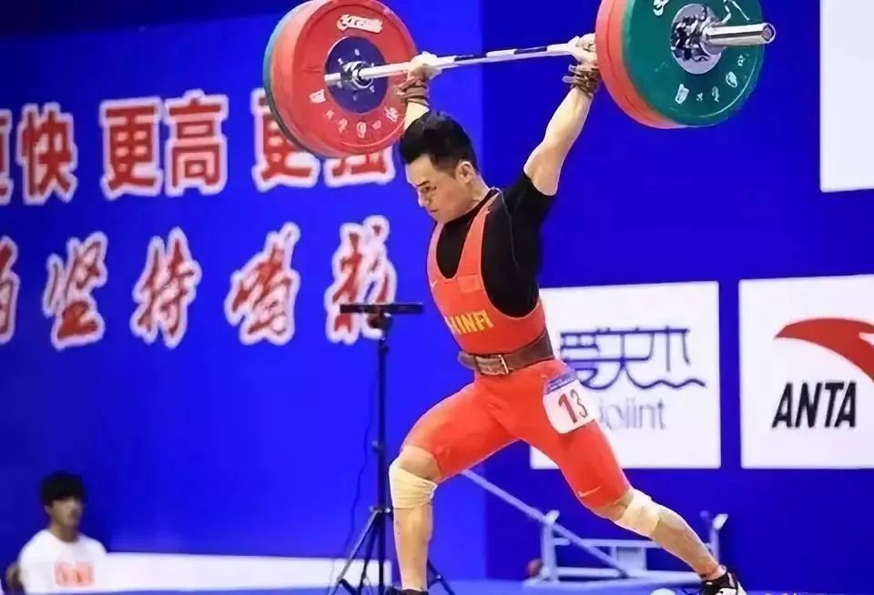 世界超重量级举重冠军_重量级举重冠军最多举多少_重量级举重选手
