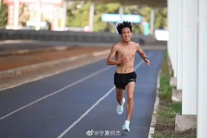 杭州亚运会男子马拉松赛：何杰夺冠，中国田